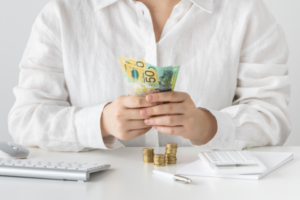 Woman holding money and looking at her budget after she used a payday advance app